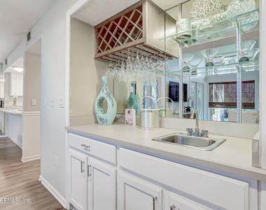 10025 Sawgrass Drive E - Photo Thumbnail 14