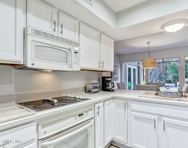 10025 Sawgrass Drive E - Photo Thumbnail 20