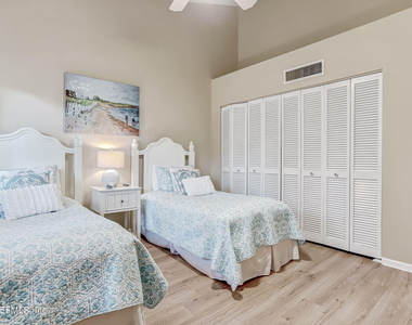 10025 Sawgrass Drive E - Photo Thumbnail 40