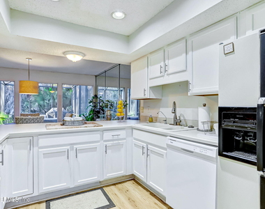 10025 Sawgrass Drive E - Photo Thumbnail 19