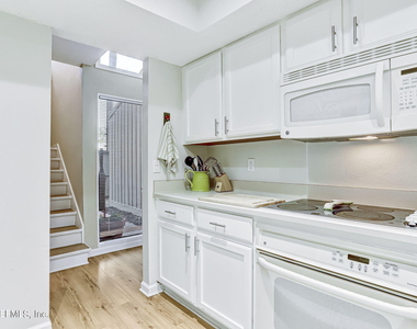10025 Sawgrass Drive E - Photo Thumbnail 21