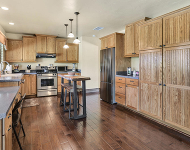 1020 N Cerritos Drive - Photo Thumbnail 17