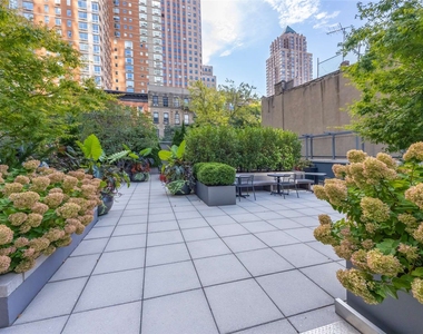 310 W 52nd Street - Photo Thumbnail 23