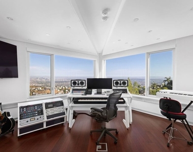 2260 Sunset Plaza Drive - Photo Thumbnail 21