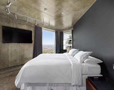 2260 Sunset Plaza Drive - Photo Thumbnail 23