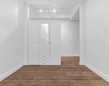 255 West 36th Street - Photo Thumbnail 7