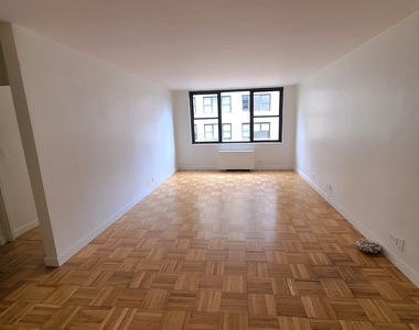 East 49 Street - Photo Thumbnail 2