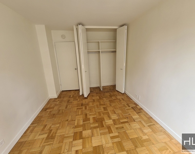 East 49 Street - Photo Thumbnail 6