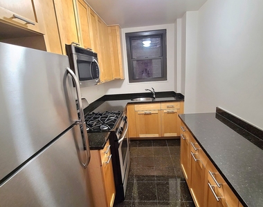 East 49 Street - Photo Thumbnail 7