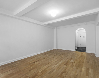 LOW FEE Second Avenue Studio - Photo Thumbnail 3