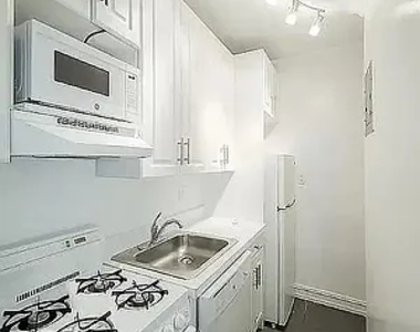 226 East 74th Street - Photo Thumbnail 2