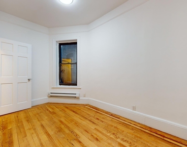 West 51 Street - Photo Thumbnail 3