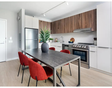 30-77 Vernon Boulevard - Photo Thumbnail 3