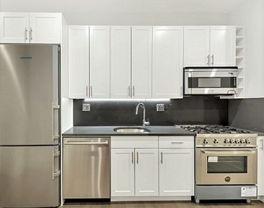 East 31st Street And Madison Avenue - Photo Thumbnail 4