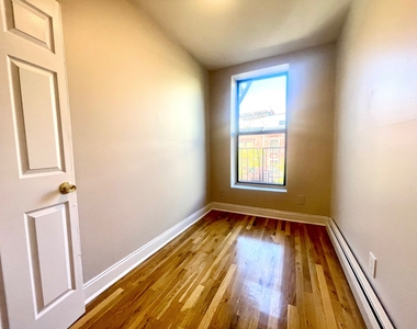 386 Manhattan Avenue - Photo Thumbnail 4