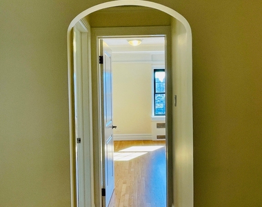 95 Christopher Street - Photo Thumbnail 4