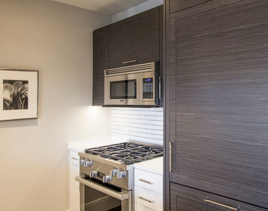 555 10th Avenue - Photo Thumbnail 2