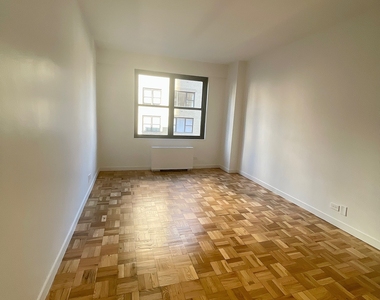 East 49 Street - Photo Thumbnail 23