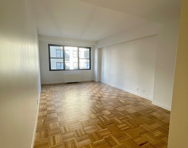 East 49 Street - Photo Thumbnail 24