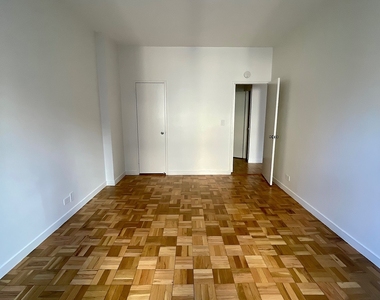 East 49 Street - Photo Thumbnail 15