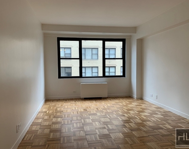 East 49 Street - Photo Thumbnail 14