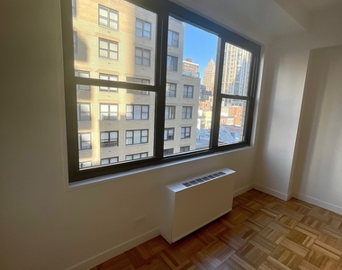 East 49 Street - Photo Thumbnail 26