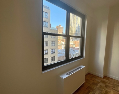 East 49 Street - Photo Thumbnail 19