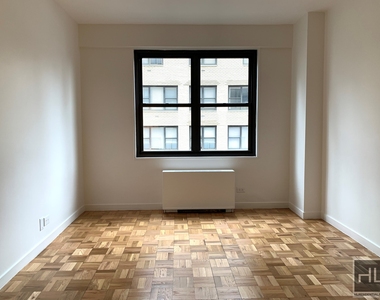 East 49 Street - Photo Thumbnail 9