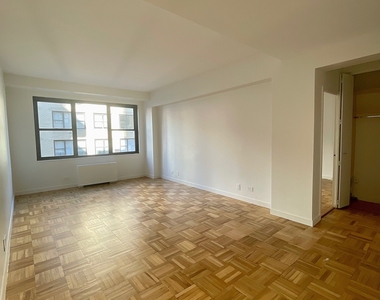 East 49 Street - Photo Thumbnail 25