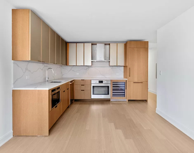 East 54 Street - Photo Thumbnail 4