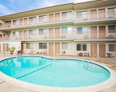 571 Fairview Avenue - Photo Thumbnail 4