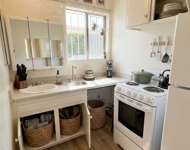 571 Fairview Avenue - Photo Thumbnail 2