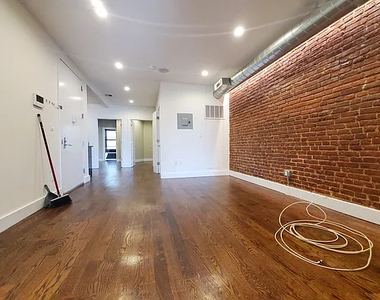 585 Franklin Avenue - Photo Thumbnail 2