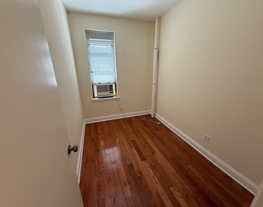 326 East 58th Street - Photo Thumbnail 3