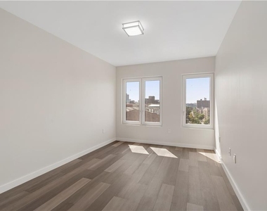 112 Seaman Avenue - Photo Thumbnail 3