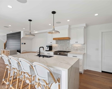 300 Coral Avenue - Photo Thumbnail 8
