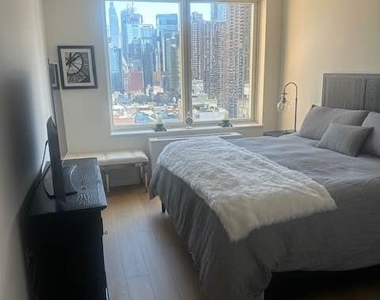 550 West 45th Street - Photo Thumbnail 6