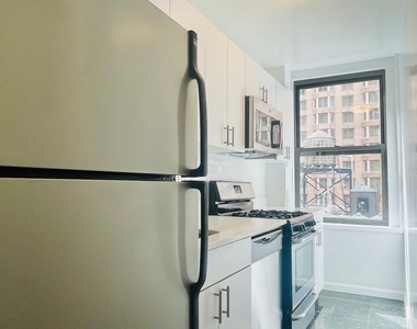 W 55th Street - Photo Thumbnail 5