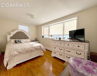 4 Gotham Ave - Photo Thumbnail 4