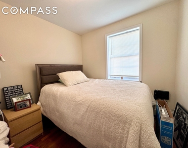 4 Gotham Ave - Photo Thumbnail 6