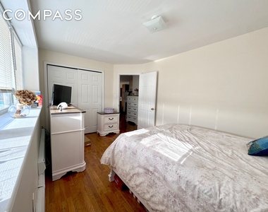 4 Gotham Ave - Photo Thumbnail 5