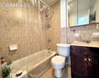 4 Gotham Ave - Photo Thumbnail 9
