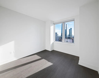 555 10th Avenue - Photo Thumbnail 5