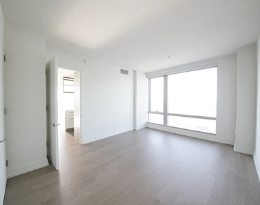 555 10th Avenue - Photo Thumbnail 2