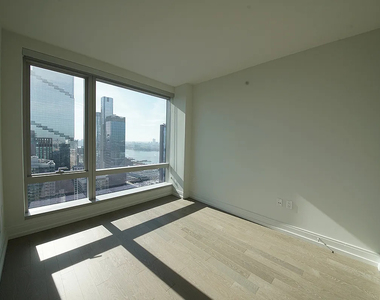 555 10th Avenue - Photo Thumbnail 6