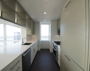 555 10th Avenue - Photo Thumbnail 1
