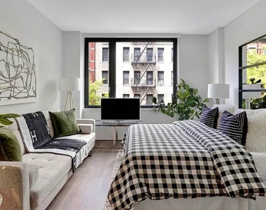 West 45th Street - Photo Thumbnail 1