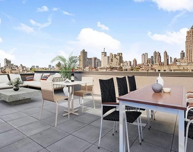 West 45th Street - Photo Thumbnail 4