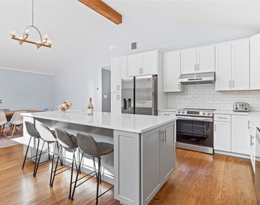 300 Marion Place - Photo Thumbnail 2