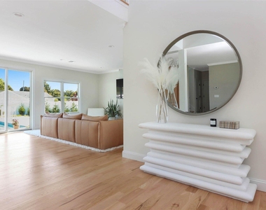 950 Tasker Lane - Photo Thumbnail 2